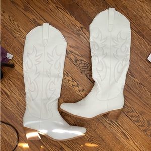 WHITE COWGIRL BOOTS